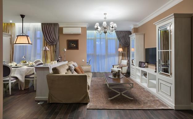 Symetria w klasycznym wnętrzu Klasyczny salon z symetrycznym układem, wykorzystujący ciepłe kolory i naturalne światło.