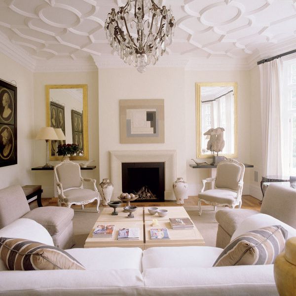 Funkcjonalny klasyczny salon Aranżacja salonu w stylu klasycznym z wyraźnym podziałem na strefy funkcjonalne.