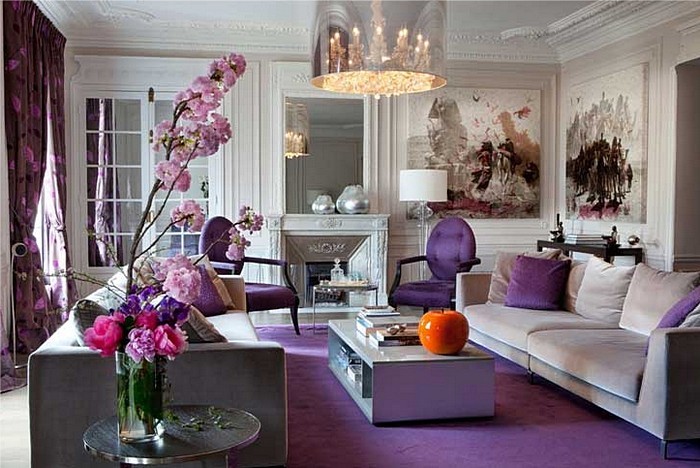 Kominek w klasycznym salonie Salon w stylu klasycznym z kominkiem, tworzący ciepłą i przytulną atmosferę.