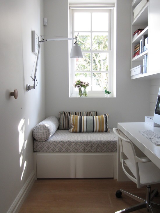 Funkcjonalny mały gabinet Wygodne rozmieszczenie biurka i sofy w małym gabinecie, projekt 2026.