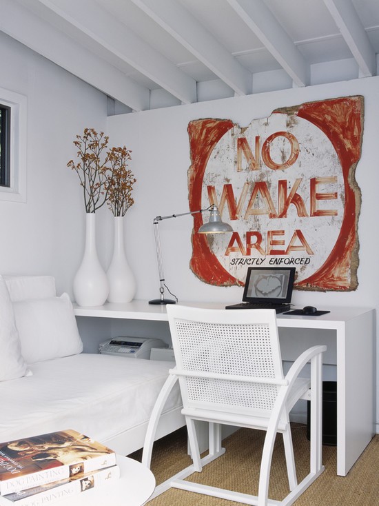 Neonowy gabinet młodzieżowy Młodzieżowy gabinet z neonowym napisem, nowoczesny projekt wnętrza.