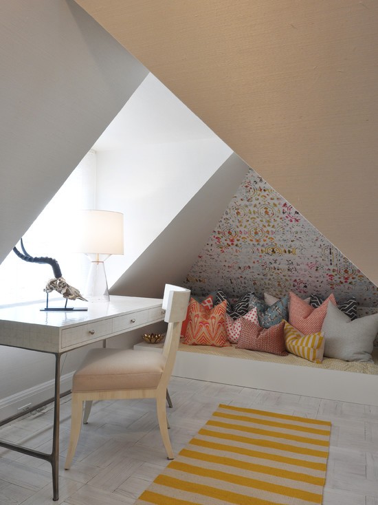 Gabinet na poddaszu Ergonomiczne biurko na poddaszu. Idealny projekt gabinetu w małym mieszkaniu.