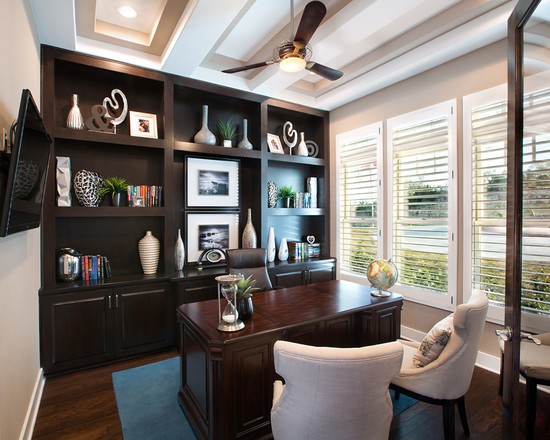 Klasyczna elegancja Klasyczny projekt domowego gabinetu. Ergonomiczne i funkcjonalne miejsce pracy.