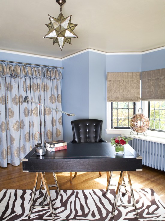 Pop-art w gabinecie Ergonomiczne miejsce pracy w mieszkaniu łączące minimalizm z elementami pop-artu i jasną kolorystyką.