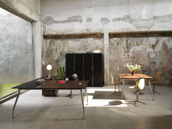 Spokojny gabinet Jasne kolory w projekcie gabinetu w mieszkaniu tworzą spokojne i ergonomiczne środowisko pracy.