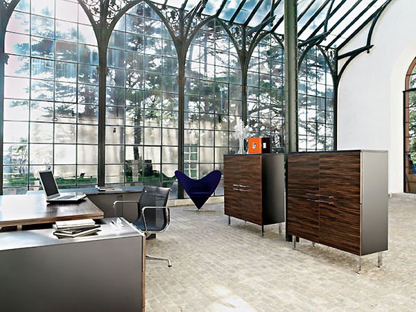 Funkcjonalny design Funkcjonalny projekt gabinetu w mieszkaniu z ergonomicznym krzesłem i biurkiem w jasnych barwach.