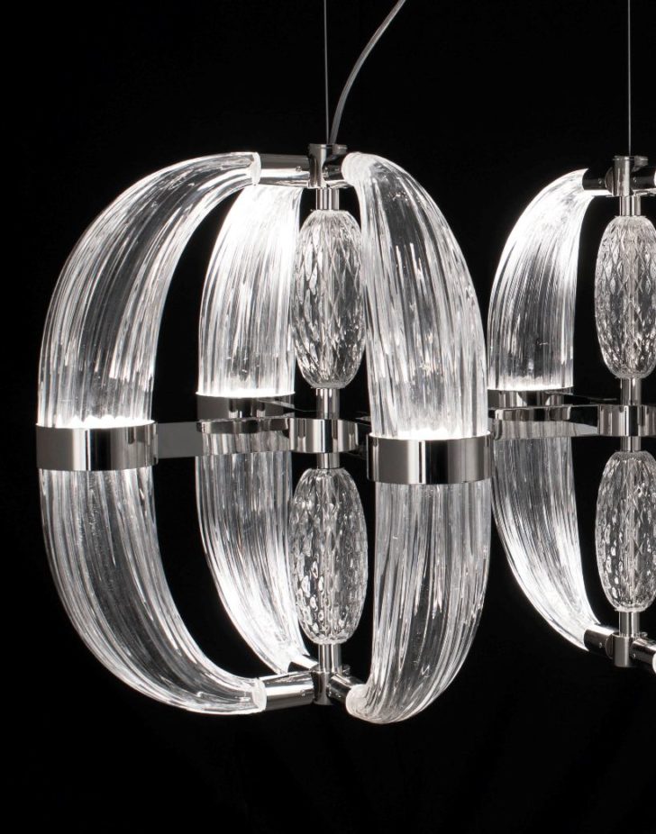 Włoski żyrandol: Elegancja Elegancki włoski żyrandol zdobiący wnętrze, luksusowe oświetlenie domu.