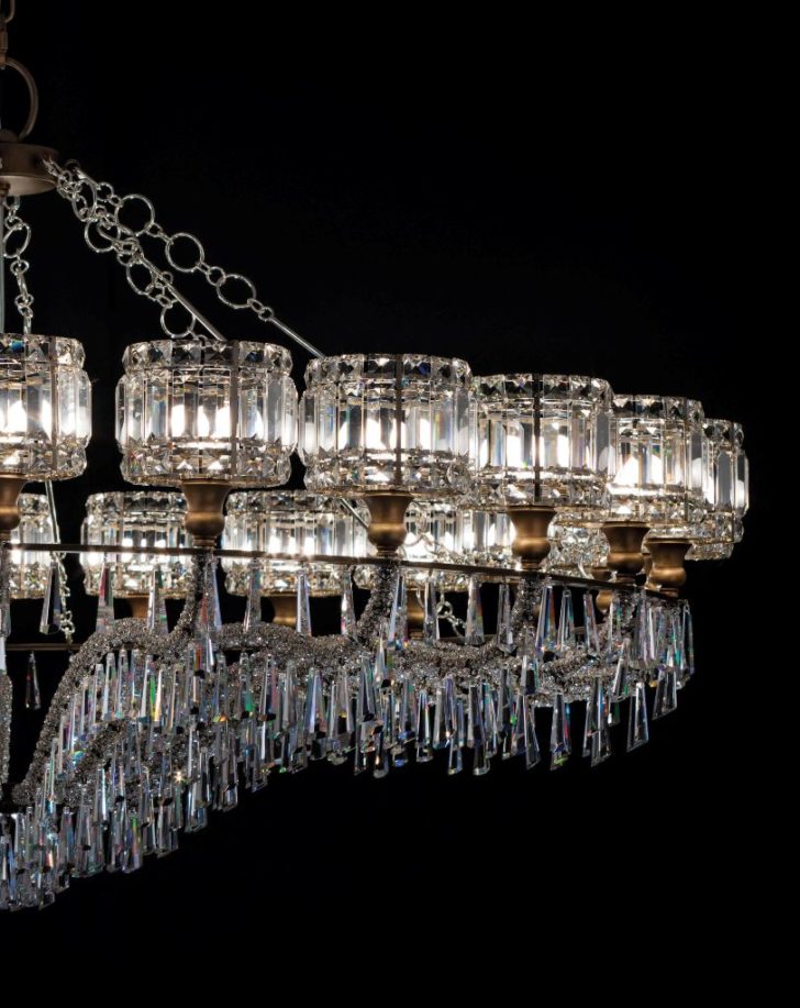 Klasyka: Włoski szyk Włoski żyrandol w stylu klasycznym, idealne oświetlenie do salonu.