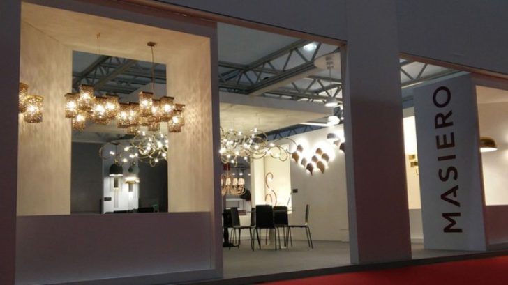 Minimalizm i włoski design Żyrandol włoski, nowoczesny design, oświetlenie do minimalistycznych wnętrz.