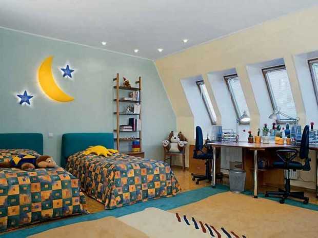 Kinkiety w pokoju dziecka Kinkiety ścienne w pokoju dziecięcym: dodatkowe oświetlenie tworzące przytulną atmosferę.