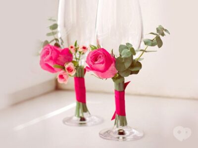 Kieliszki ślubne DIY: Romantyczne zdobienia, które zachwycą gości — Dekoracja kieliszków ślubnych