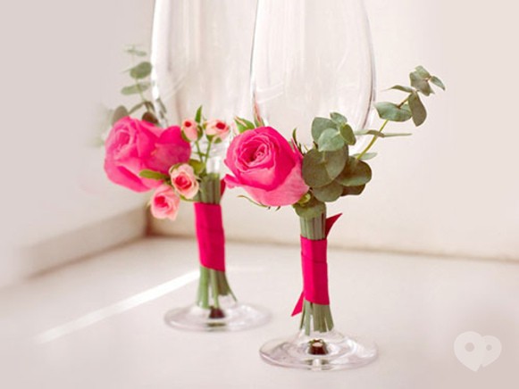 Kwiatowy szyk kieliszków Eleganckie kieliszki ślubne DIY zdobione żywymi kwiatami, idealne na romantyczne wesele 2026.