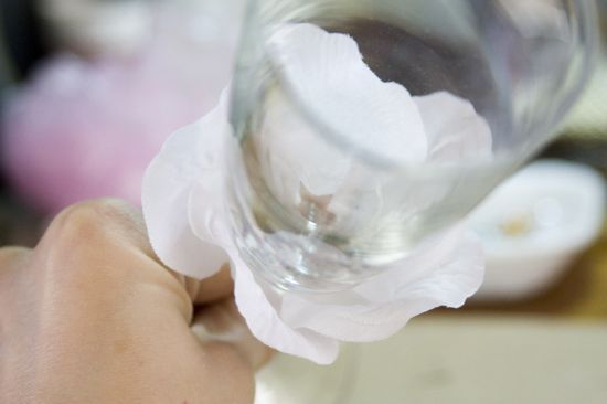 Róża na kieliszku Proces mocowania płatków róży do kieliszka ślubnego DIY - krok po kroku.