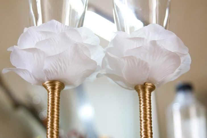 Róże oplatają nóżkę Mocowanie delikatnych płatków róży do nóżki kieliszka ślubnego DIY krok po kroku.