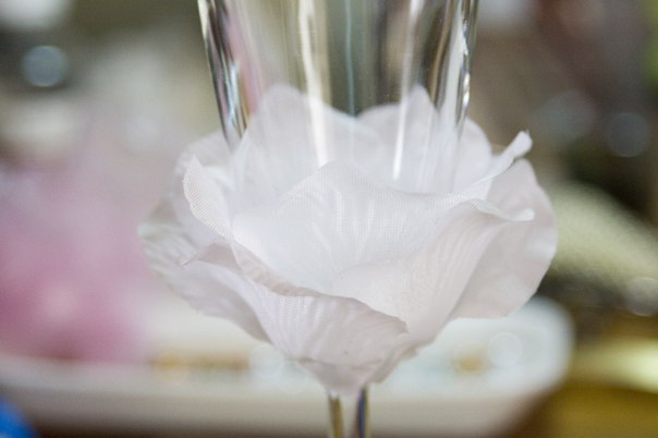 Różana elegancja DIY Gotowe kieliszki ślubne DIY, elegancko udekorowane delikatnymi płatkami róż w romantycznym stylu.