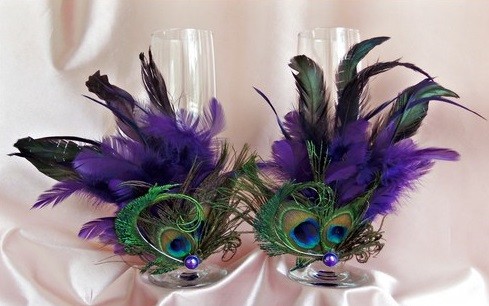 Piórkowa lekkość ślubna Kieliszki ślubne DIY z subtelną dekoracją z białych piór, dodające lekkości i gracji.