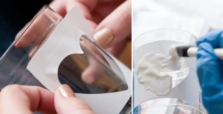 Szablonowy szyk kieliszków Dekorowanie kieliszków ślubnych DIY: nakładanie farby akrylowej przez szablon, oszczędność i zachwyt gości.