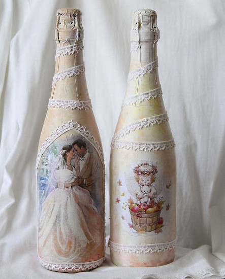 Kieliszki zdobione ręcznie Eleganckie kieliszki weselne zdobione techniką decoupage z delikatnymi kwiatowymi motywami.