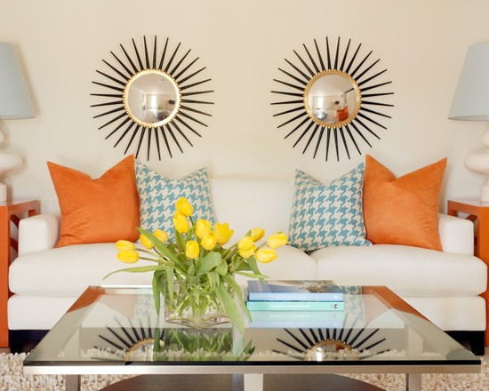 Akcent pomarańczowy - poduszki Pomarańczowe poduszki dekoracyjne w neutralnym salonie: dodają ciepła i akcentu kolorystycznego.