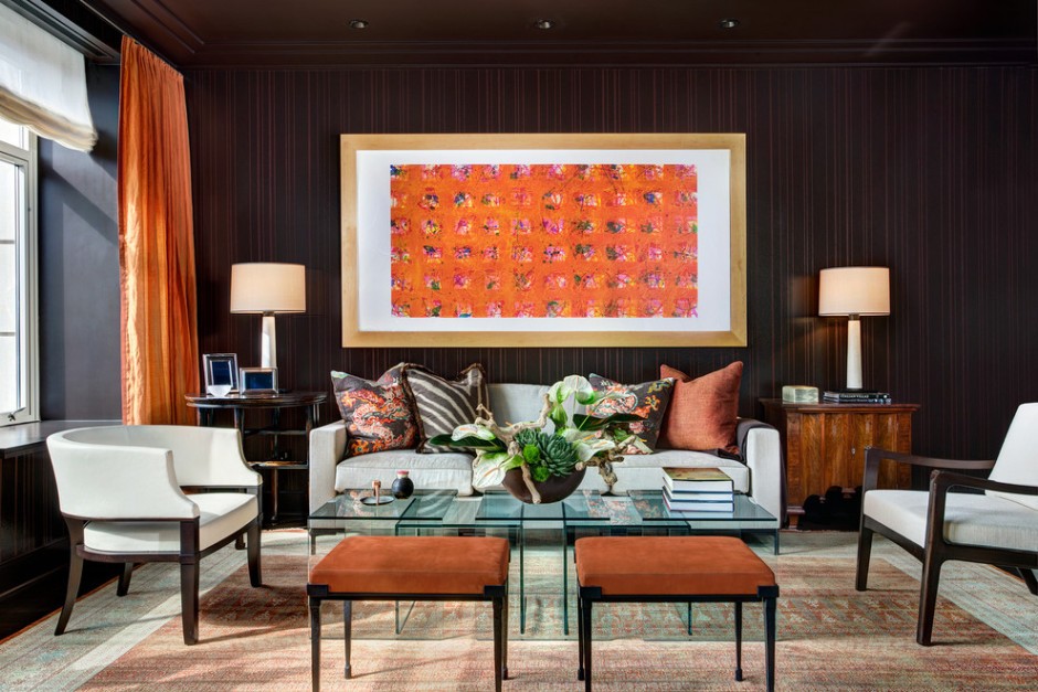 Akcentująca ściana pomarańczowa Pomarańczowe panele ścienne w salonie: ciepłe światło podkreśla fakturę i kolor ściany akcentującej.