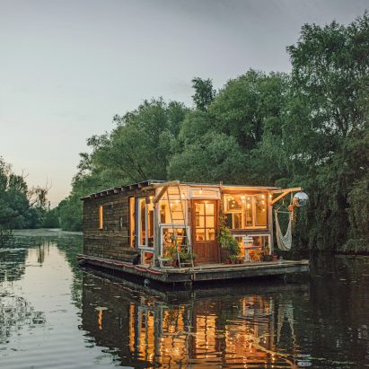 Wypoczynek na wodzie Dom na wodzie: relaks i wypoczynek w otoczeniu pięknych krajobrazów Wisły.