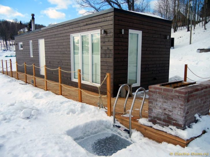 Zimowe orzeźwienie Zimowe kąpiele w przeręblu przy domu na wodzie: bliskość natury.