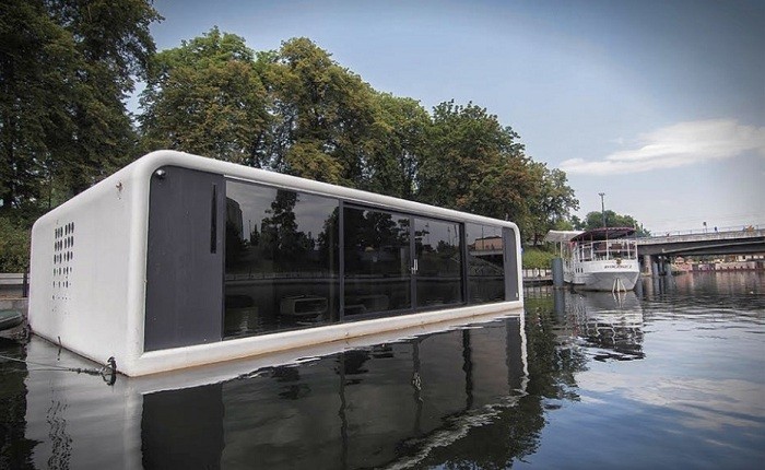 Lekkie materiały Lekkie materiały konstrukcyjne: minimalizacja wagi domu na wodzie nad Wisłą.