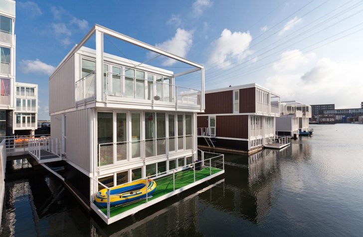 Kontenery na wodzie Ekonomiczne domy pływające z kontenerów: alternatywa dla tradycyjnego budownictwa.