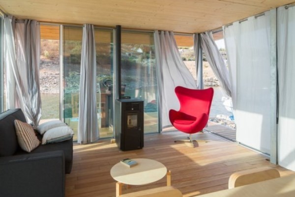 Komfortowy dom na wodzie Mały dom na wodzie z kominkiem: komfortowe i oryginalne rozwiązanie mieszkalne nad Wisłą.