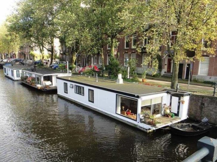 Przestronny dom na wodzie Duży dom pływający: komfortowe, stałe zamieszkanie na wodzie w stylu życia 2026.