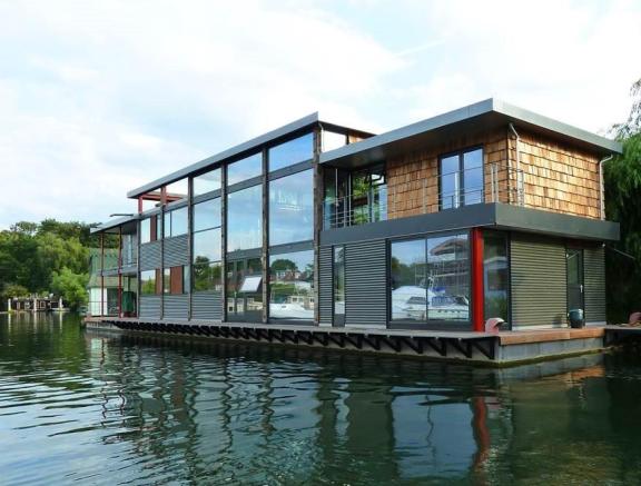 Dwupiętrowa rezydencja Dwupiętrowy dom na wodzie: nowoczesna architektura i niezależność na rzece Wisła.
