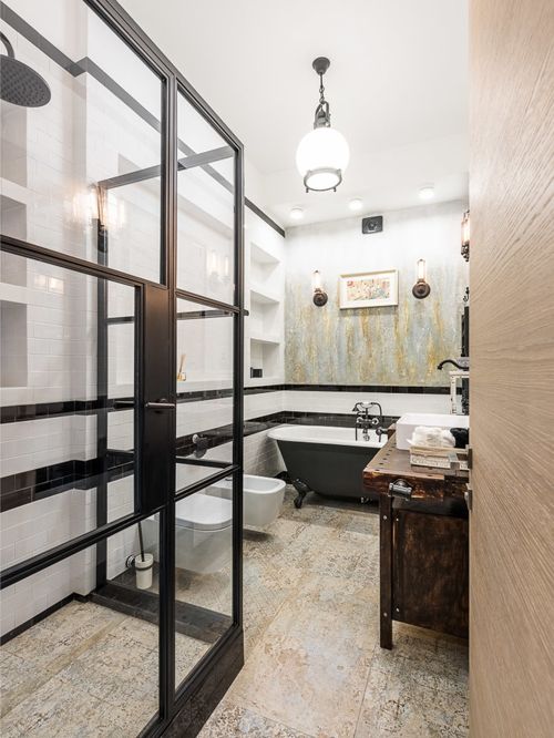 Szarość i minimalizm loftu Nowoczesna łazienka w stylu loft: szare płytki, czarne akcenty i minimalistyczny design.