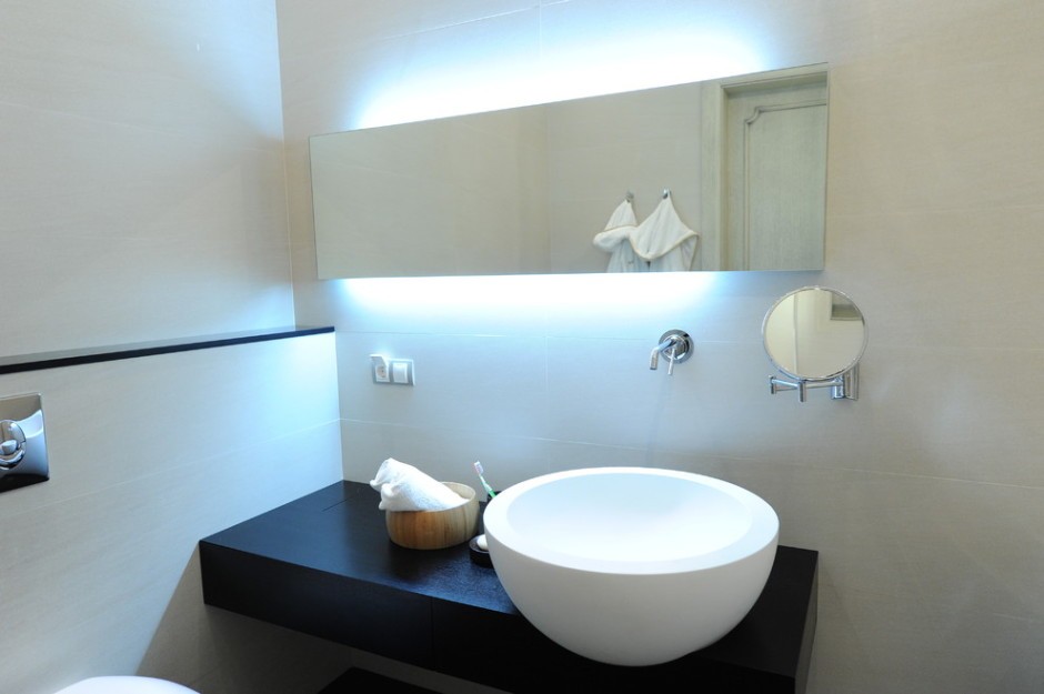 Nowoczesne światło w łazience Minimalistyczne oświetlenie łazienkowe podkreślające nowoczesny design i funkcjonalność przestrzeni.
