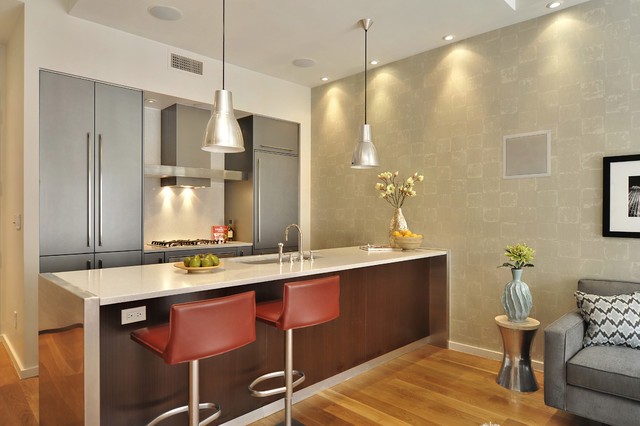 Beżowe tapety w kuchni 2026: Harmonia z meblami metalicznymi i ciepła atmosfera.