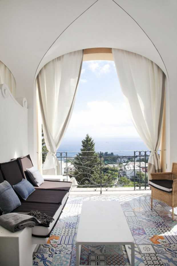 Balkon: Włoski szyk Rekonstrukcja Hotelu Capri Tiberio Palace: Neoklasyczny design inspiruje balkon z włoskim akcentem.