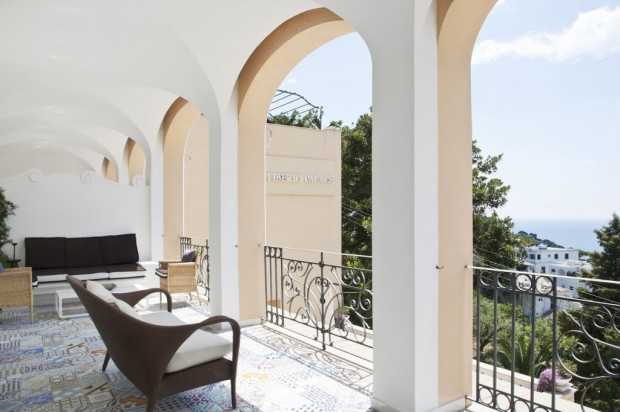 Biało-niebieski relaks Balkon inspirowany Capri: Biało-niebieskie detale i włoski relaks w Twoim domu.