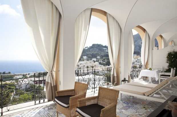 Capri: Balkon 2026 Hotel Capri Tiberio Palace: Inspiracja dla balkonu w stylu włoskim na rok 2026.