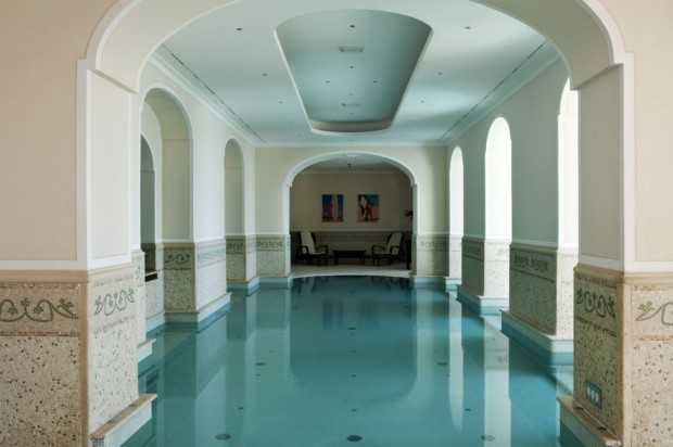 Balkon: Włoska inspiracja Balkon w stylu włoskim: Inspiracja hotelem Capri Tiberio Palace i neoklasycyzmem.