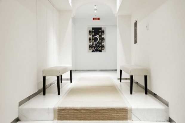 Włoski szyk na Capri Hotel Capri Tiberio Palace: rekonstrukcja w stylu włoskim z biało-niebieską kolorystyką.