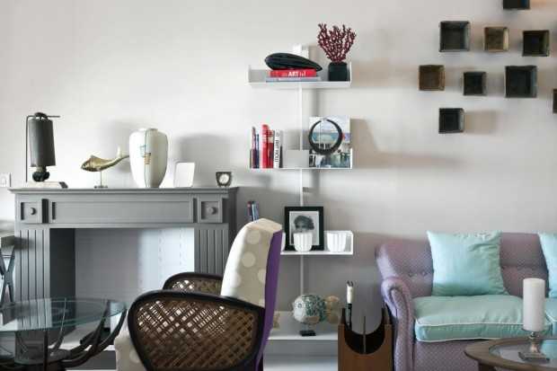 Błękit i biel Capri Włoski styl na balkonie: biało-niebieskie detale i rośliny.