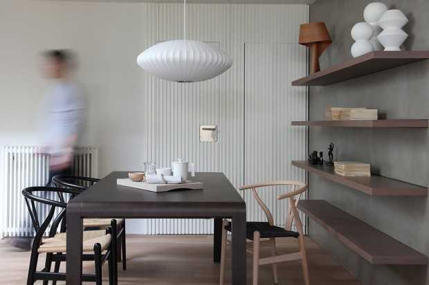 Grecki Minimalizm Minimalistyczne wnętrze penthousu w Grecji z naturalnym oświetleniem i drewnianymi elementami.