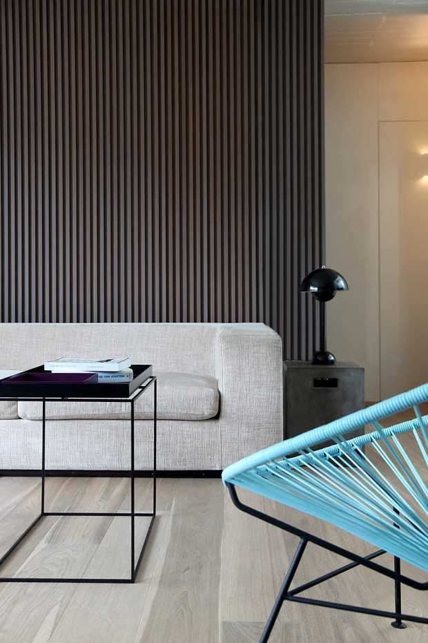 Łazienka Spokoju Elegancka łazienka w minimalistycznym stylu z drewnianymi detalami w greckim penthousie.