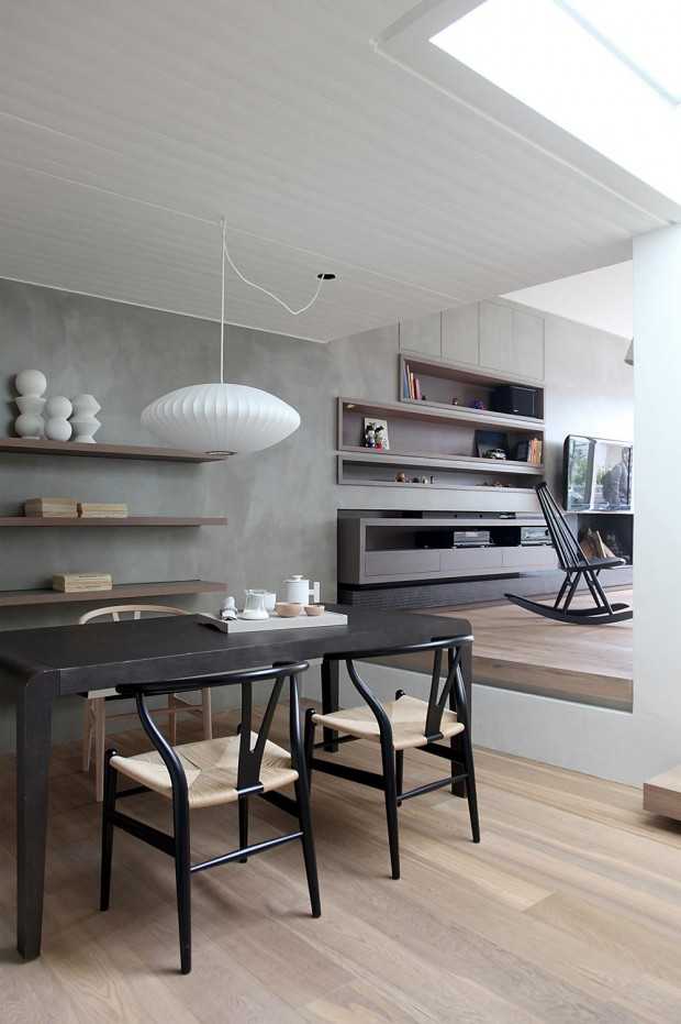 Metalowy Detal Detal metalowej ramy mebli w minimalistycznym wnętrzu greckiego penthousu.