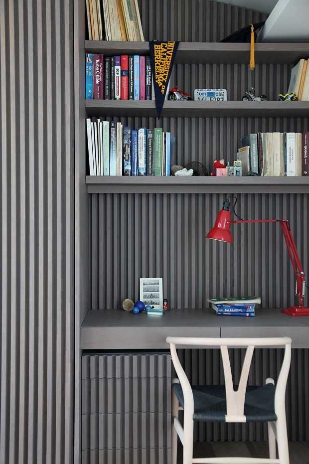 Minimalizm z nutą Grecji Metalowe ramy mebli i drewniane wykończenia w minimalistycznym wnętrzu penthousu w Grecji