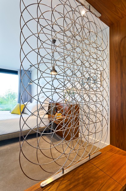 Loftowa sypialnia z salonem Przepierzenie do pokoju oddzielające sypialnię od salonu w stylu loft 2026 z panelami ażurowymi.