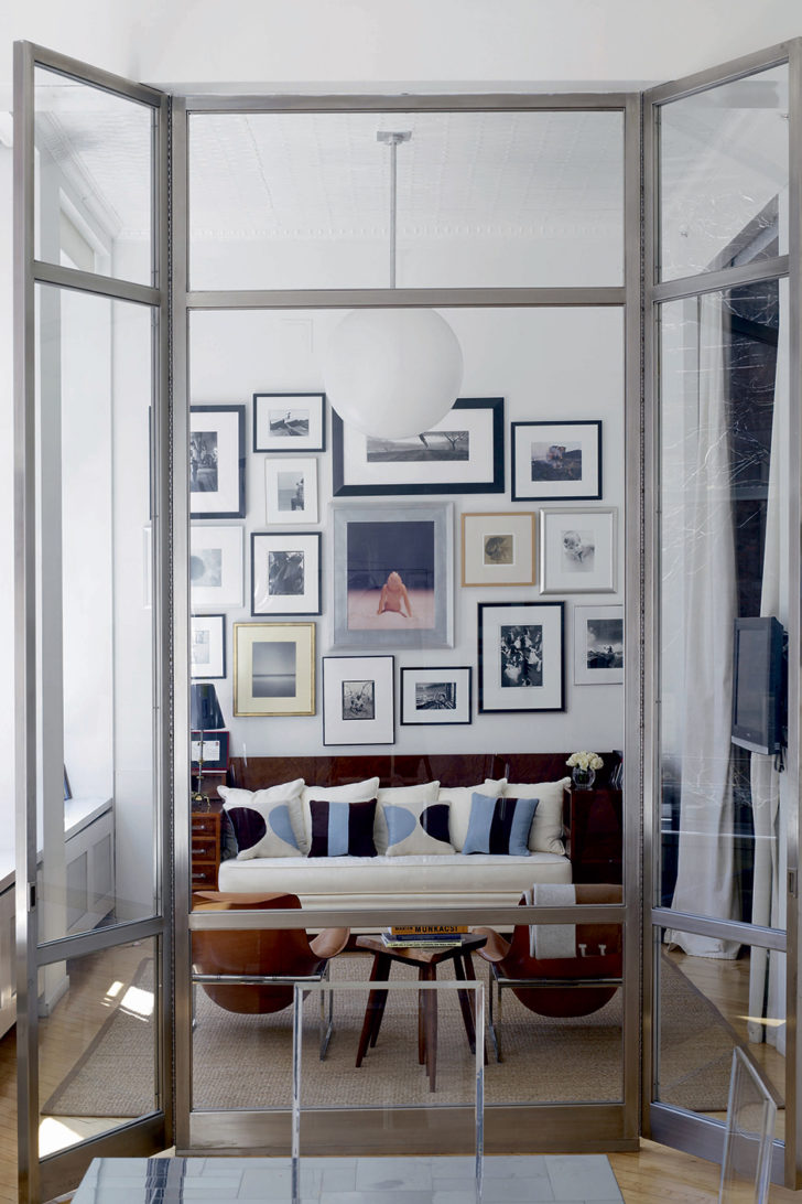 Metalowe przepierzenie loft Inspiracja na podział pokoju: sypialnia z salonem w stylu loft 2026 z metalowym przepierzeniem.