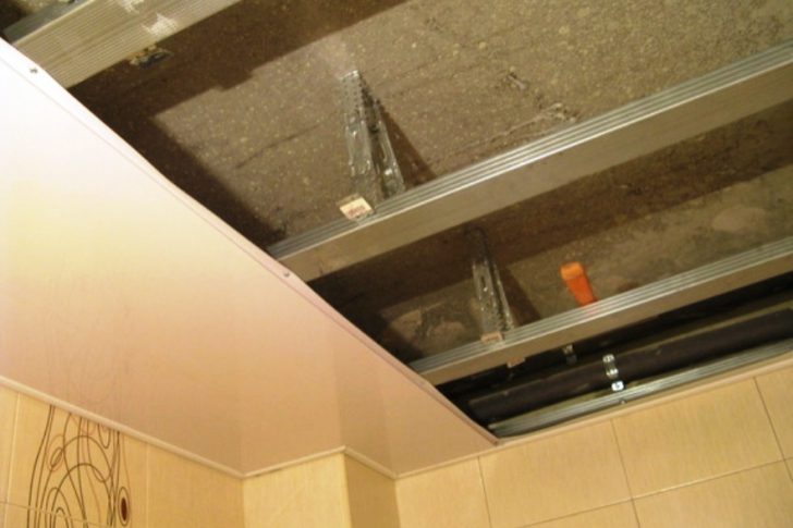 Stelaż pod panele Montaż paneli PCV w łazience na metalowym stelażu. Profesjonalna instalacja.