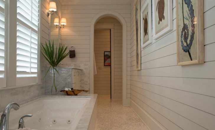 Łazienka bez spoin: Panele Stylowa łazienka w całości wykończona nowoczesnymi panelami plastikowymi bez spoin.