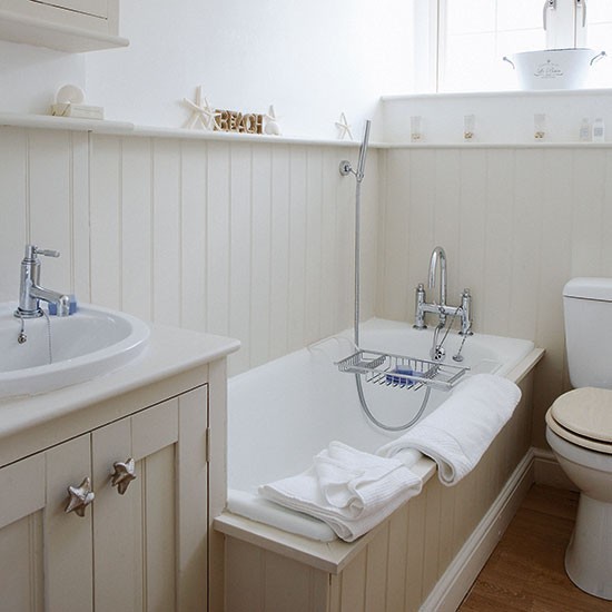 Panele i farba: Kombinacja Kombinacja paneli i farby w łazience: praktyczne i estetyczne rozwiązanie.