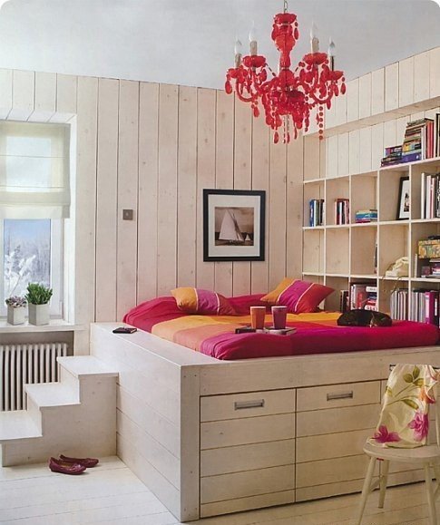 Małe M: Duże Podium Aranżacja małego mieszkania z podium, które optycznie powiększa przestrzeń w 2026.